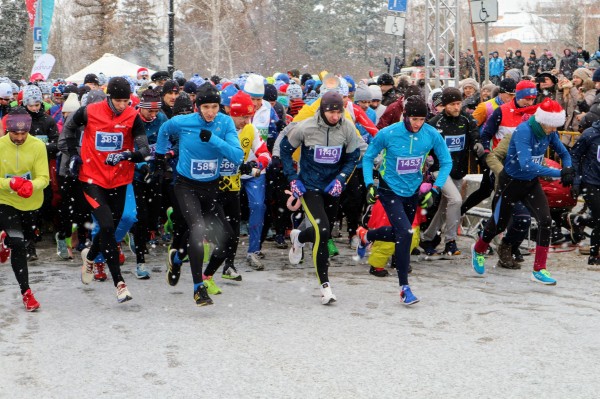 Моцарт и обнаженный Дед Мороз: самые яркие бегуны Рождественского полумарафона 