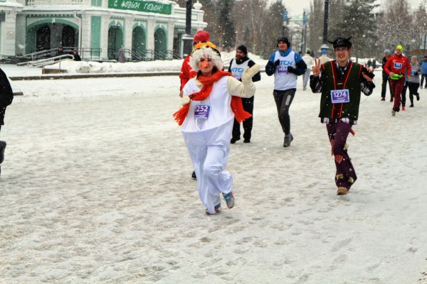 Моцарт и обнаженный Дед Мороз: самые яркие бегуны Рождественского полумарафона 
