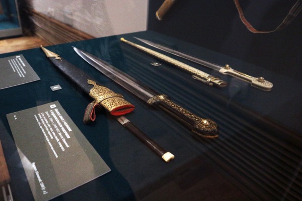 Запрещенные сабли и высушенные тыквы: что можно найти на выставке оружия в Омске 