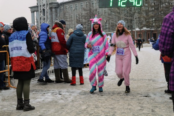 Моцарт и обнаженный Дед Мороз: самые яркие бегуны Рождественского полумарафона 