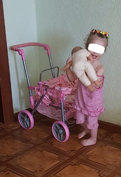 Бабушка — не родная! Кому органы опеки доверили маленькую омичку-«подкидыша»