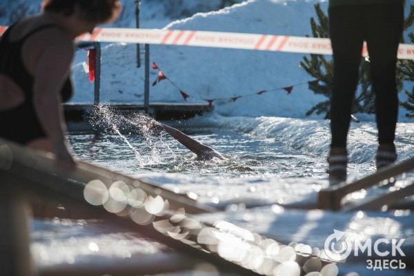 Омичи выстроились в очереди к крещенским купелям на "Зелёном острове"
