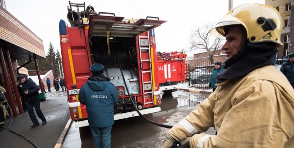 В Омске многоэтажку эвакуировали из-за пожара в мусоропроводе В Омске многоэтажку эвакуировали из-за пожара в мусоропроводе