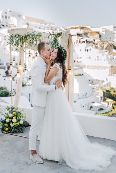 Игрок омского "Авангарда" рассказал о свадьбе с моделью на острове Санторини