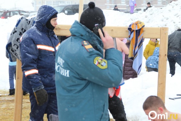 «Водица — огонь»: свыше 10 000 новосибирцев окунулись в прорубь на Крещение