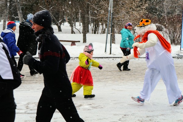 Моцарт и обнаженный Дед Мороз: самые яркие бегуны Рождественского полумарафона 