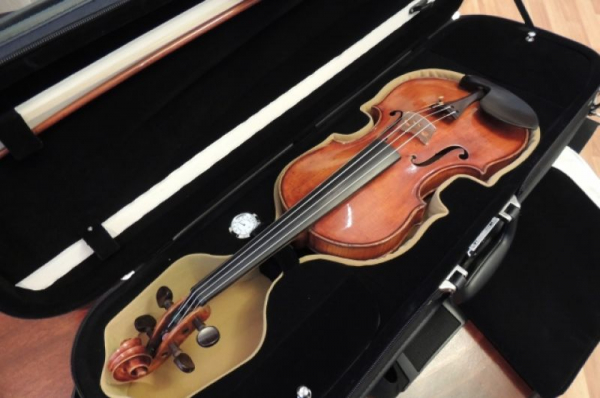 Дорогой подарок. В Омск привезли антикварную скрипку за 80 тысяч евро