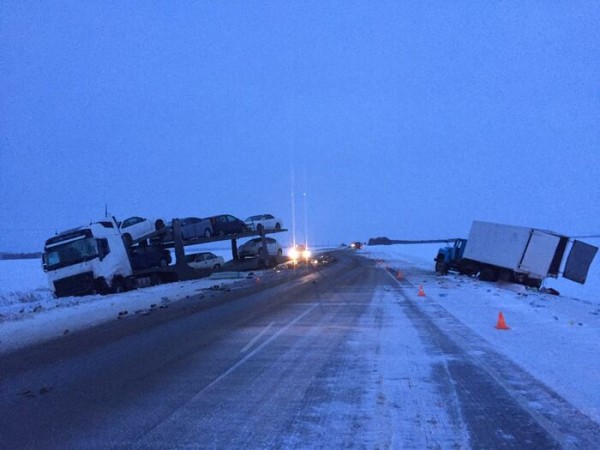 Автовоз и грузовик оказались в кювете из-за минивэна