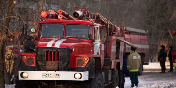 В Омске пожарные спасли из огня ребенка
