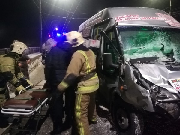В Омске на Ленинградском мосту маршрутка врезалась в КамАЗ