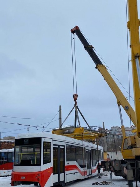 В Омск привезли первый современный трамвай В Омск привезли первый современный трамвай