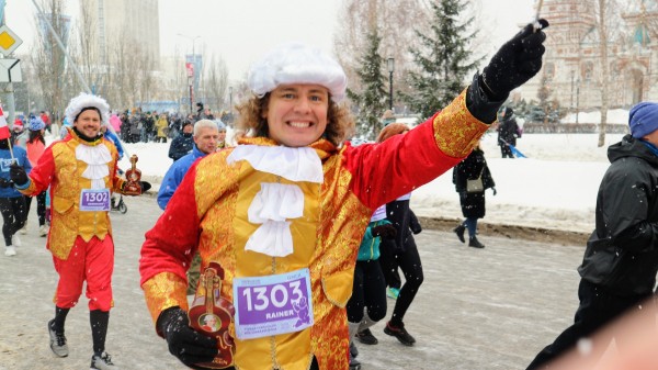 Моцарт и обнаженный Дед Мороз: самые яркие бегуны Рождественского полумарафона 