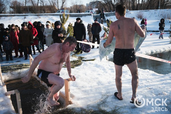 Омичи выстроились в очереди к крещенским купелям на "Зелёном острове"