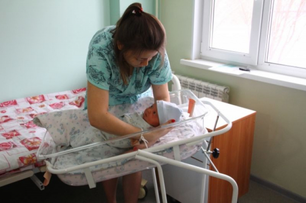В Омске первому новорожденному в году впервые вручили 20 тысяч рублей