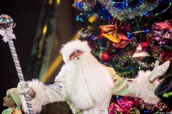 Путешествие по континентам. В Омском цирке ёлка «нашла» все огоньки Путешествие по континентам. В Омском цирке ёлка «нашла» все огоньки