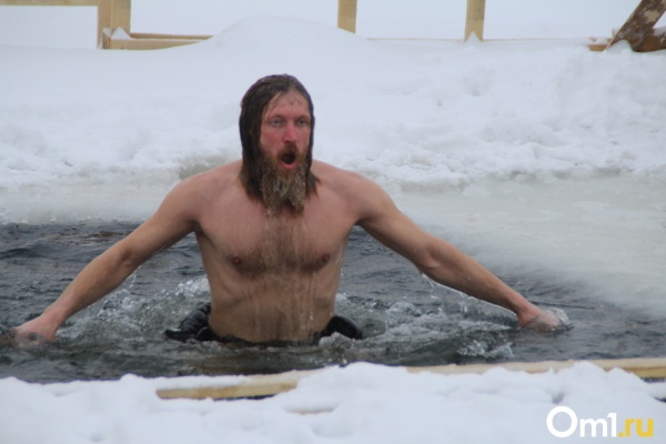 «Водица — огонь»: свыше 10 000 новосибирцев окунулись в прорубь на Крещение