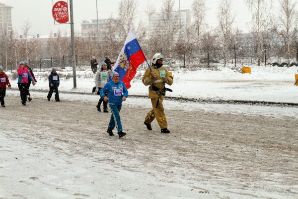 Моцарт и обнаженный Дед Мороз: самые яркие бегуны Рождественского полумарафона 