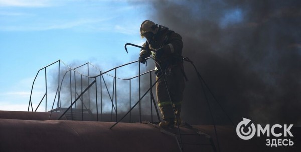 На омской заправке загорелся автомобиль