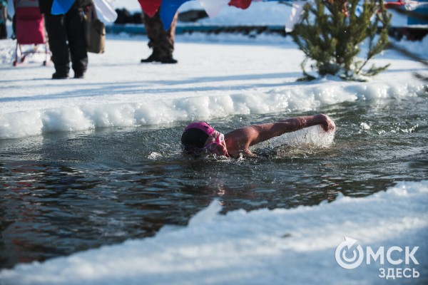 Омичи выстроились в очереди к крещенским купелям на "Зелёном острове"
