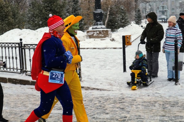 Моцарт и обнаженный Дед Мороз: самые яркие бегуны Рождественского полумарафона 