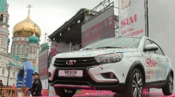 Омичка, выигравшая автомобиль на марафоне, поверила в лотерейную фортуну