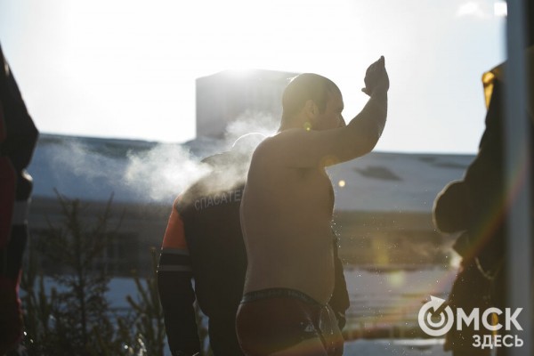 Омичи выстроились в очереди к крещенским купелям на "Зелёном острове"