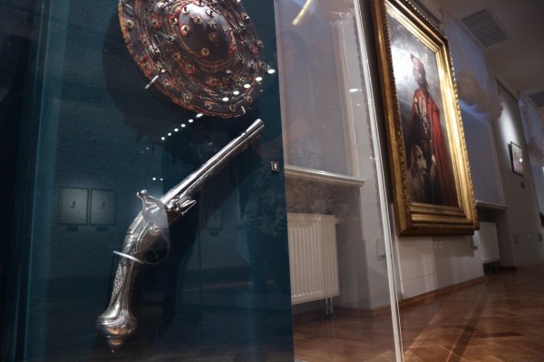 Запрещенные сабли и высушенные тыквы: что можно найти на выставке оружия в Омске 