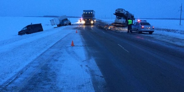 Автовоз и грузовик оказались в кювете из-за минивэна