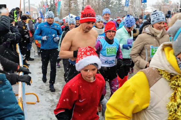 Моцарт и обнаженный Дед Мороз: самые яркие бегуны Рождественского полумарафона 