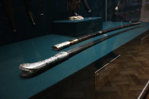 Запрещенные сабли и высушенные тыквы: что можно найти на выставке оружия в Омске 