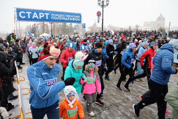 Моцарт и обнаженный Дед Мороз: самые яркие бегуны Рождественского полумарафона 
