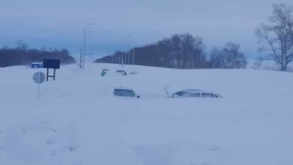 Видео: десятки машин разбиты и завалены снегом выше крыши на трассе в Казахстан 
