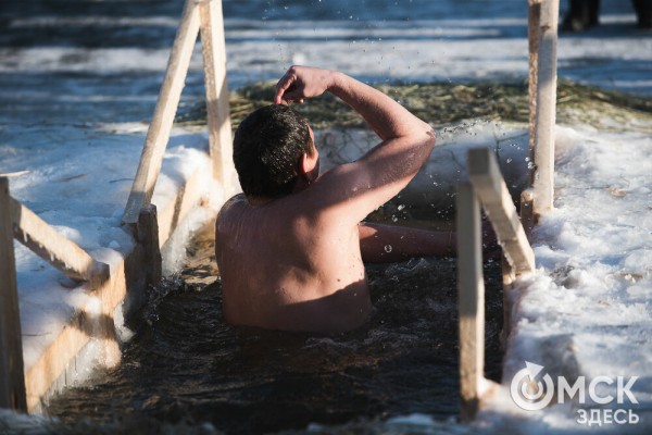 Омичи выстроились в очереди к крещенским купелям на "Зелёном острове"