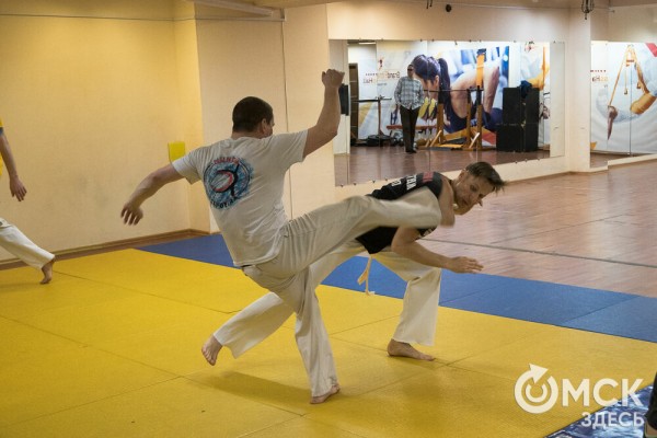 Красота капоэйры. В Омске спортсмены сразились в бесконтактном бою Красота капоэйры. В Омске спортсмены сразились в бесконтактном бою