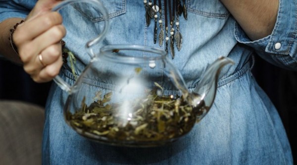 На благотворительном «Компоте» гости слушали музыку, пили чай и ходили босиком