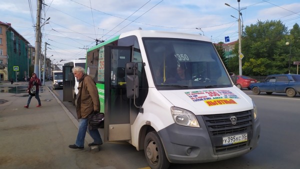 Омские маршрутчики отказываются принимать оплату за проезд со смартфонов Омские маршрутчики отказываются принимать оплату за проезд со смартфонов