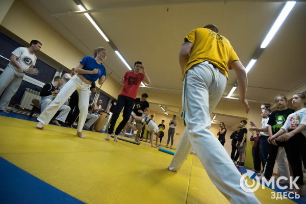 Красота капоэйры. В Омске спортсмены сразились в бесконтактном бою Красота капоэйры. В Омске спортсмены сразились в бесконтактном бою