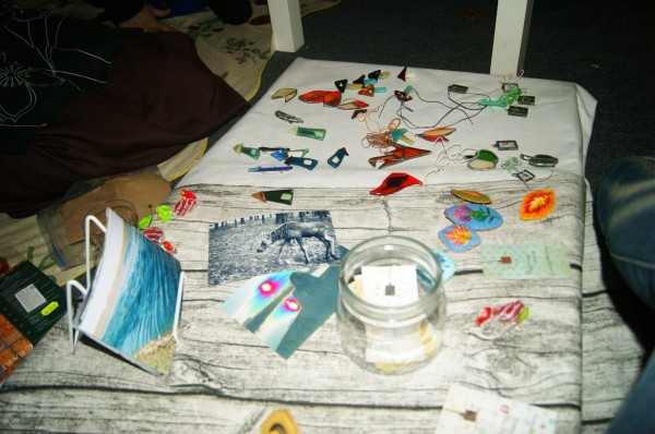 На благотворительном «Компоте» гости слушали музыку, пили чай и ходили босиком