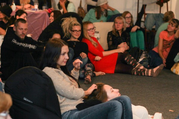 На благотворительном «Компоте» гости слушали музыку, пили чай и ходили босиком