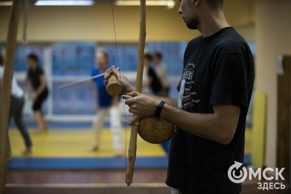 Красота капоэйры. В Омске спортсмены сразились в бесконтактном бою Красота капоэйры. В Омске спортсмены сразились в бесконтактном бою
