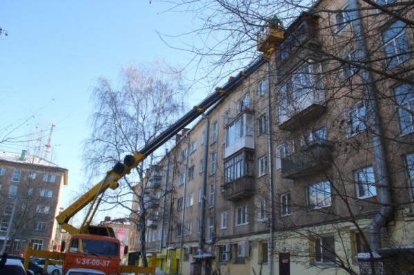 В Омске каждый день проходят рейды по выявлению опасных сосулек и наледи