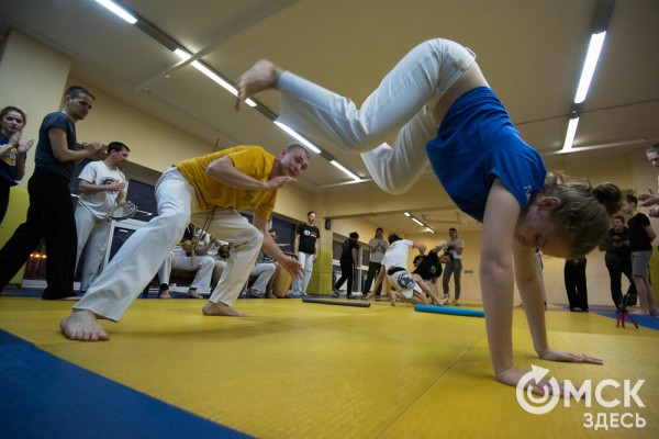 Красота капоэйры. В Омске спортсмены сразились в бесконтактном бою Красота капоэйры. В Омске спортсмены сразились в бесконтактном бою