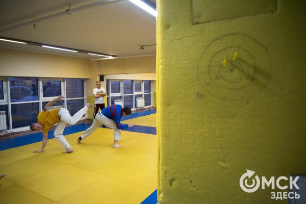 Красота капоэйры. В Омске спортсмены сразились в бесконтактном бою Красота капоэйры. В Омске спортсмены сразились в бесконтактном бою