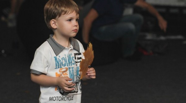 На благотворительном «Компоте» гости слушали музыку, пили чай и ходили босиком