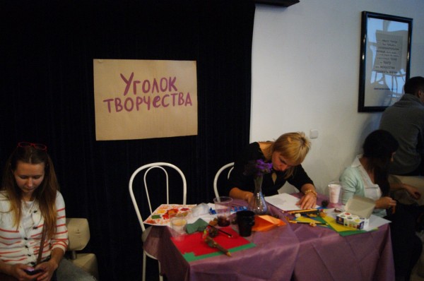 На благотворительном «Компоте» гости слушали музыку, пили чай и ходили босиком