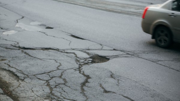 Омичи возмущаются из-за разбитой дороги на Ленинградском мосту 