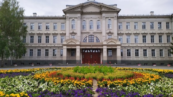 Правовая коллизия: в Омской области половина депутатов Заксобрания работают незаконно 