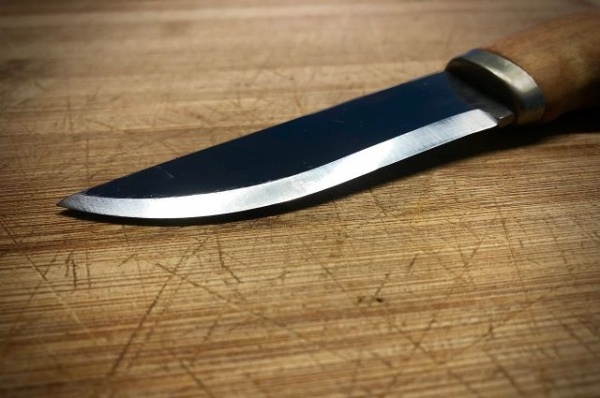 Омич пытался выгородить приятеля, который порезал его кухонным ножом