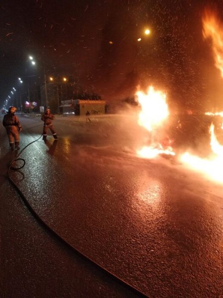 В Омске на дороге полностью сгорела "Газель" и вспыхнул пассажирский автобус