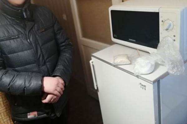 В Омске у подозреваемых в краже телефона нашли наркотики